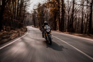 une moto sur la route