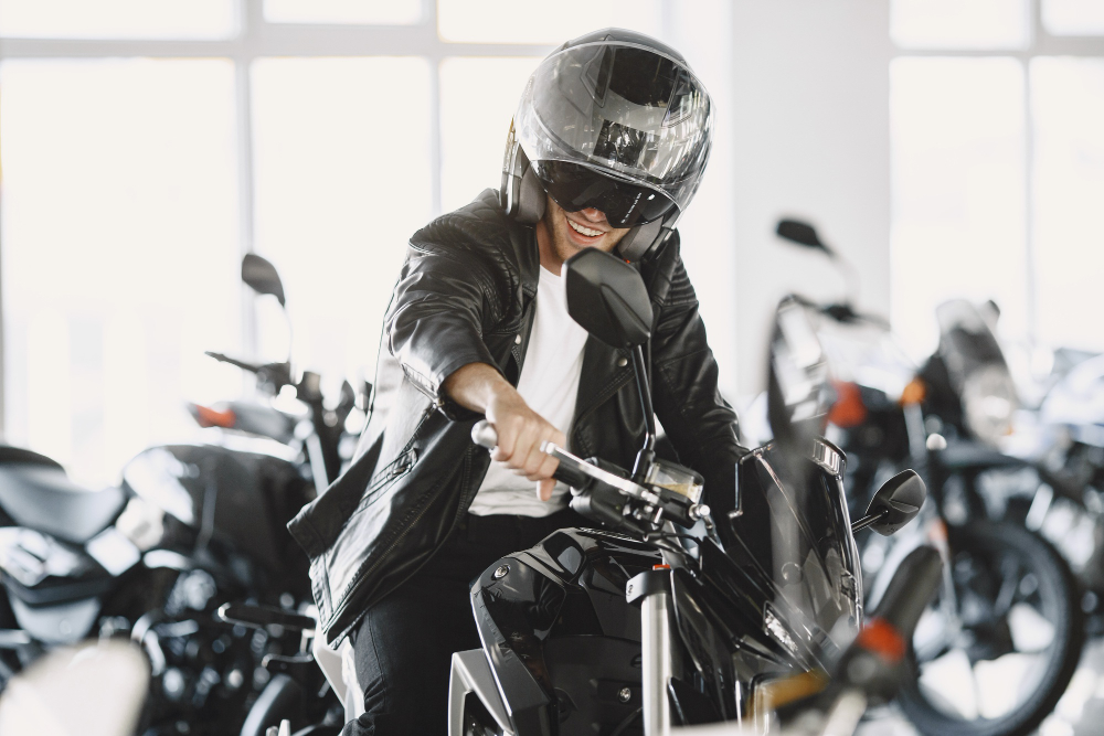 un homme essayant une moto