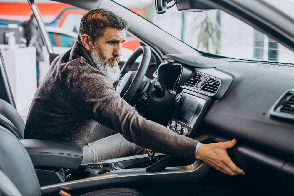 une personne dans sa voiture